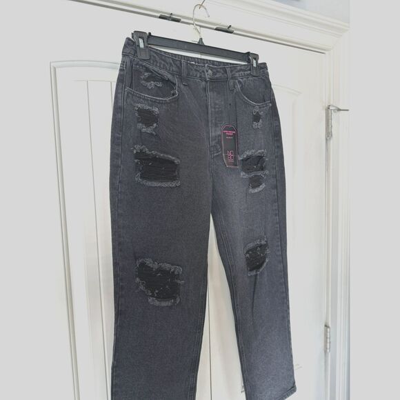 Women's No Boundaries Relaxed Fit Black Distressed Jeans Size 11 - Picture 3 of 4